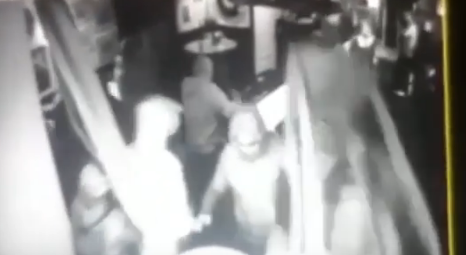 VIDEO: Ravage in café Woerden door vechtende hooligans Feyenoord en Heerenveen