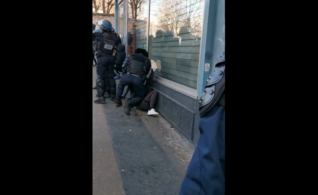 VIDEO: Ophef in Frankrijk na beelden van mishandeling demonstrant door politieagent