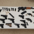 Tientallen pistolen en een AK-47 in beslag na inval bij Airbnb-feestje in Chicago
