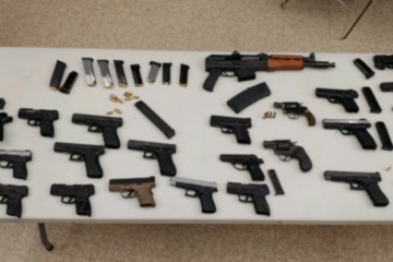 Tientallen pistolen en een AK-47 in beslag na inval bij Airbnb-feestje in Chicago
