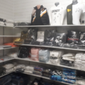 Tonnen euro's aan fake designer kleding gepakt bij inval politie