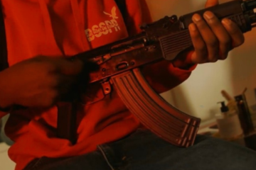 Invallen en aanhoudingen in Rotterdam na videoclip met AK-47 machinegeweer