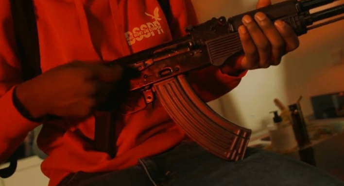 Invallen en aanhoudingen in Rotterdam na videoclip met AK-47 machinegeweer