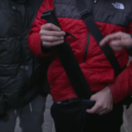 VIDEO: Drillrappers op straat in Nederland met machetes en andere wapens