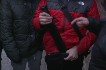 VIDEO: Drillrappers op straat in Nederland met machetes en andere wapens