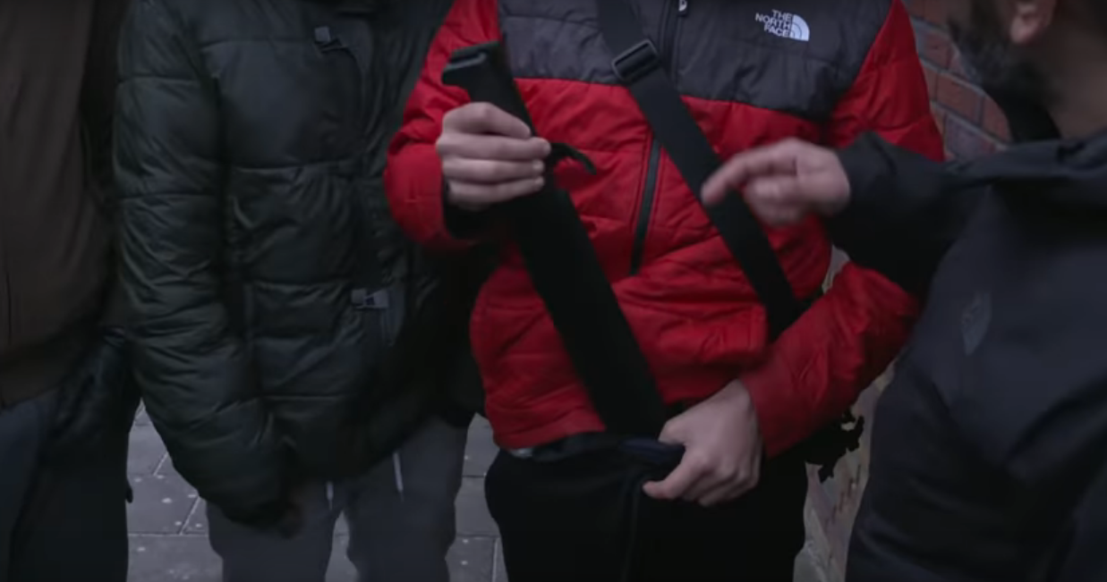 VIDEO: Drillrappers op straat in Nederland met machetes en andere wapens