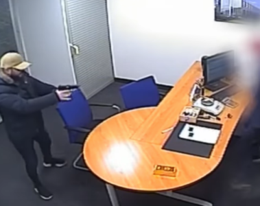 VIDEO: Medewerker goudwisselshop verzet zich hevig tegen overvaller met pistool