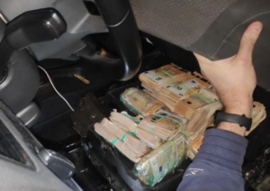 Colombianen gepakt met tonnen euro's cash in verborgen ruimte auto in Spanje