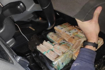 Colombianen gepakt met tonnen euro's cash in verborgen ruimte auto in Spanje