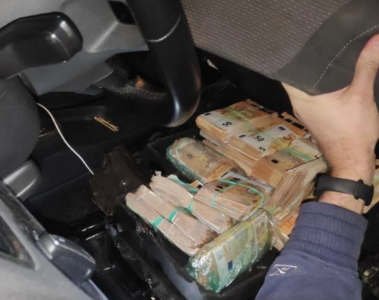 Colombianen gepakt met tonnen euro's cash in verborgen ruimte auto in Spanje