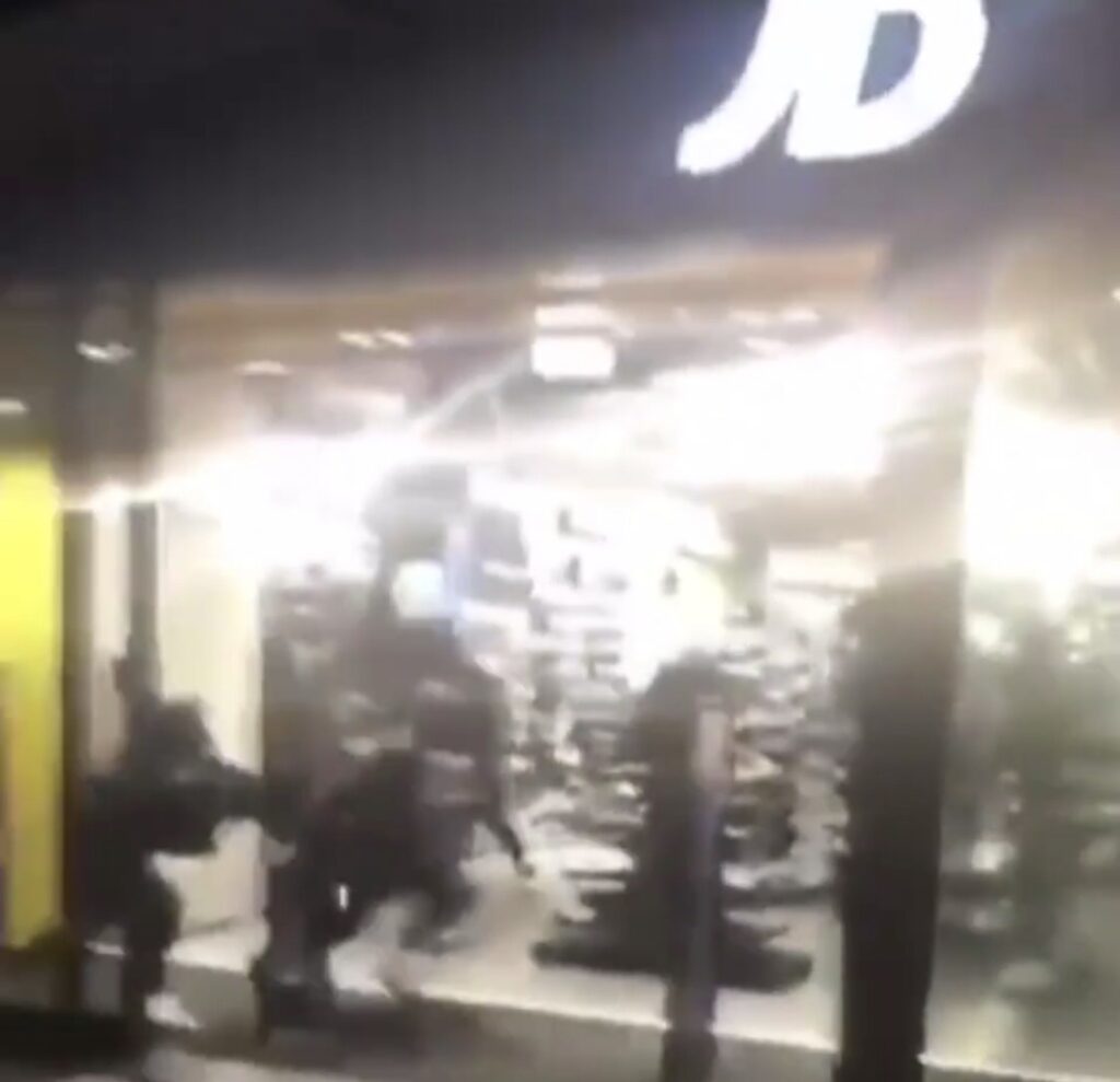 VIDEO: Grote groep plundert JD Sports sportwinkel bij overval in Amsterdam  | Crime Nieuws | Actueel crimineel misdaadnieuws