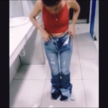 VIDEO: Vrouw betrapt op winkeldiefstal heeft acht gestolen broeken aan