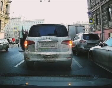 VIDEO: Gefrustreerde bestuurder pakt pistool en schiet na irritatie door getoeter