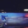 VIDEO: Man vlucht en springt uit paniek van snelweg na stopteken (voor iemand anders)