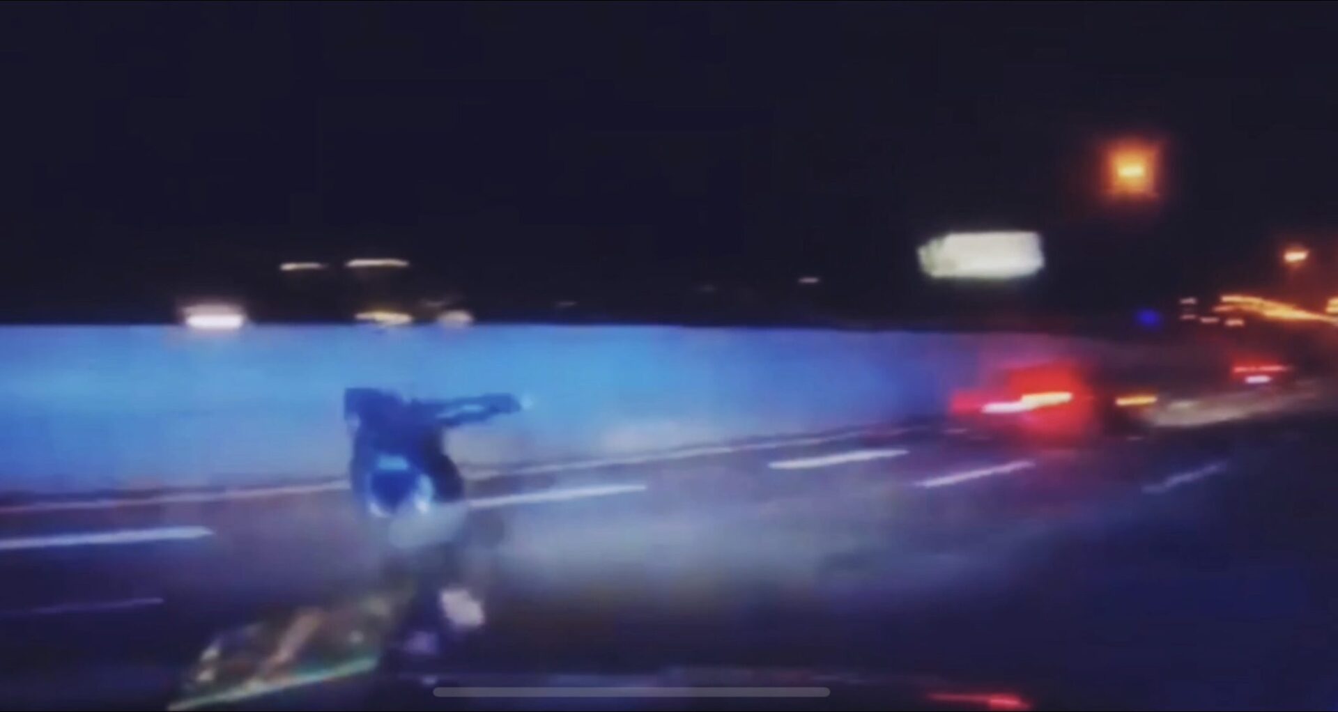 VIDEO: Man vlucht en springt uit paniek van snelweg na stopteken (voor iemand anders)