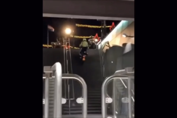 VIDEO: Motoragent valt na rijden op trap metrostation in Amsterdam