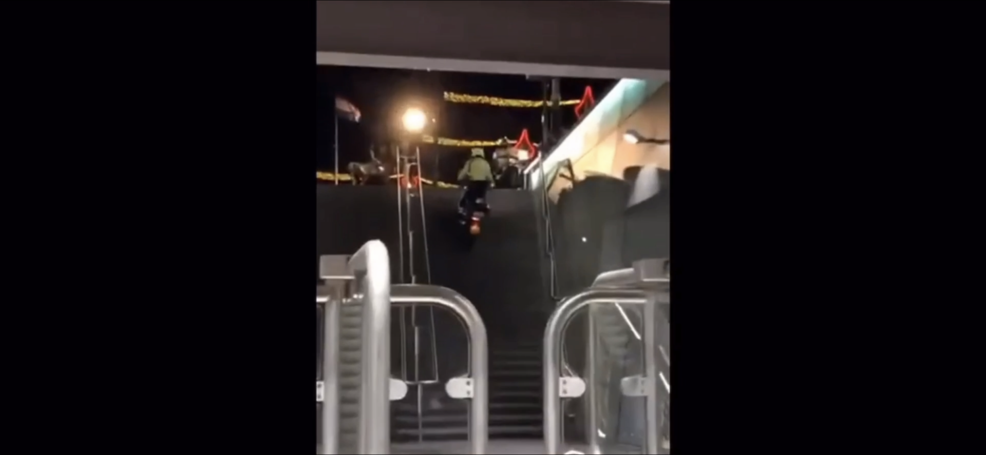 VIDEO: Motoragent valt na rijden op trap metrostation in Amsterdam