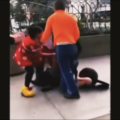 VIDEO: Minnie Mouse, Mickey en Goofy betrokken bij straatgevecht met beveiliger