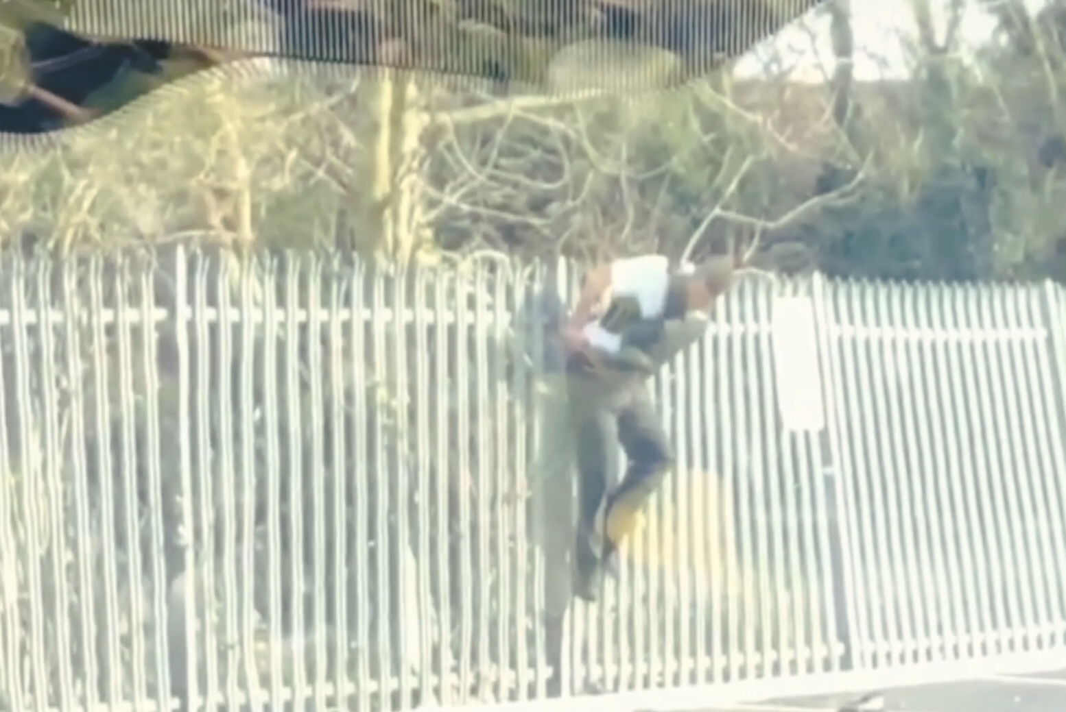 VIDEO: Politieagent komt op hilarische wijze hangend klem te zitten aan hek